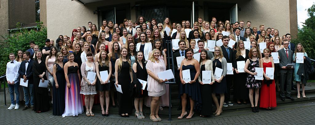 Die diesjährigen erfolgreichen Absolventinnen und Absolventen